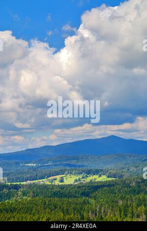 Das Foto wurde in Deutschland in der Nähe der Stadt Grafenau aufgenommen. Das Foto zeigt die Geburt eines Sturms über den bewaldeten Bergen. Stockfoto