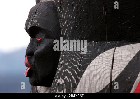 Totempfahl im U'Mista Cultural Center of the Kwakwaka'wakw People, Alert Bay auf Cormorant Island, Queen Charlotte Strait, BC, Kanada Stockfoto