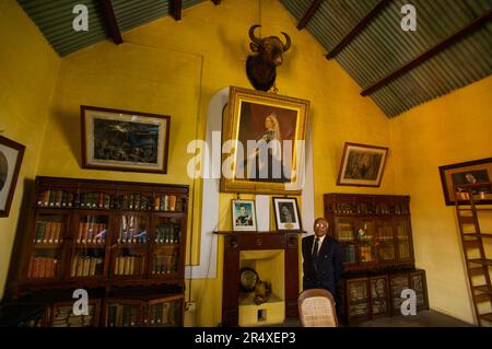 Gemälde und Bücher in einer Bibliothek in Kerala, Indien; Ooty, Kerala, Indien Stockfoto