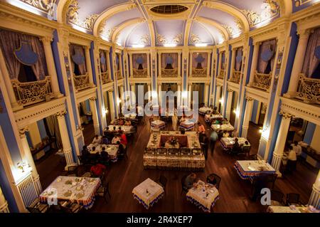 Speisesaal im Mysore Palace, heute ein Hotel; Mysore, Rajasthan, Indien Stockfoto
