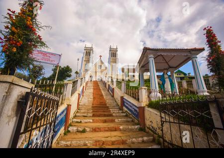 Stufen, die zur Sacred Heart Cathedral in Kerala, Indien, führen; Ooty, Kerala, Indien Stockfoto