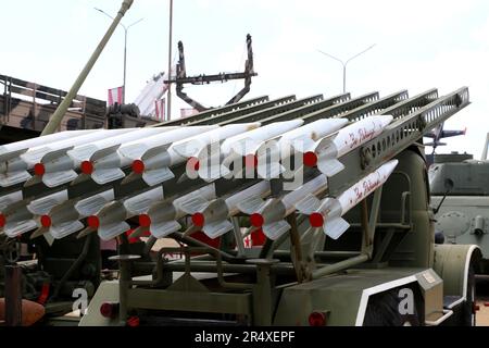 28. Mai 2023, Kamensk-Shakhtinsky, Russland: Militärische Munition, Raketen (Luftabwehrsystem) mit der Inschrift für das Mutterland, die auf einem Militärwagen auf einer Ausstellung im Patriot Park zu sehen ist. Der Patriot Park (patriotischer Park) ist ein militärisches und kulturelles Refugium der Streitkräfte der Russischen Föderation (autonome Föderation) in der Region Rostow, in der Stadt Kamensk-Shakhtinsk, Dort werden Hunderte von Proben militärischer Ausrüstung verwendet, die früher verwendet wurde und jetzt von den Streitkräften der Russischen Föderation verwendet wird. (Kreditbild: © Maksim Konstantinov/SOPA Images Stockfoto