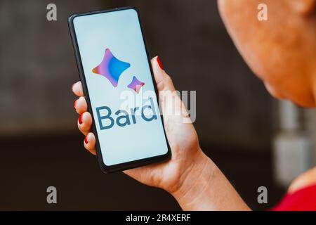 In dieser Fotoabbildung wird das Google Bard Logo auf einem Smartphone-Bildschirm angezeigt. Stockfoto