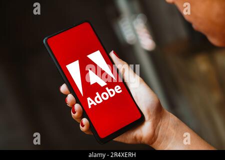 In dieser Fotoabbildung wird das Adobe Inc.-Logo auf einem Smartphone-Bildschirm angezeigt. Stockfoto