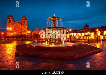 Wunderschöner Brunnen auf einem peruanischen Platz bei Nacht, Plaza de Armas, Cuzco, Peru; Cuzco, Peru Stockfoto