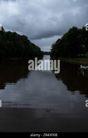 Frankreich, Bretagne, Paimpont auf 2021-09-19. Tourismus und Illustration des Alltags in der Bretagne. Hier, Notre-Dame de Paimpont Abtei, Eingang zum Broc Stockfoto