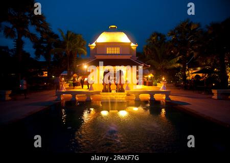 Hotel und Wasserspiel beleuchtet bei Nacht in Siem Reap, Kambodscha; Siem Reap, Kambodscha Stockfoto