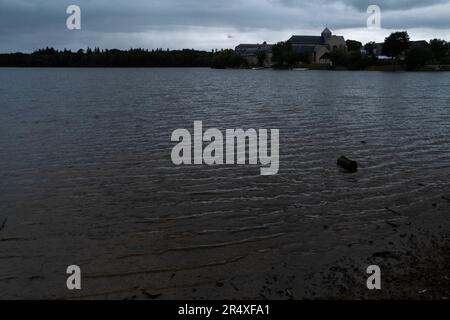 Frankreich, Bretagne, Paimpont auf 2021-09-19. Tourismus und Illustration des Alltags in der Bretagne. Hier, Notre-Dame de Paimpont Abtei, Eingang zum Broc Stockfoto