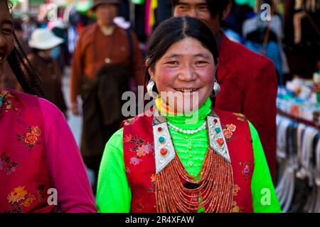 Porträt einer tibetischen jungen Frau in traditioneller Tracht; Lhasa, Tibet Stockfoto