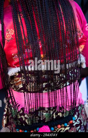 Rücken einer tibetischen Frau in traditioneller Tracht; Lhasa, Tibet Stockfoto