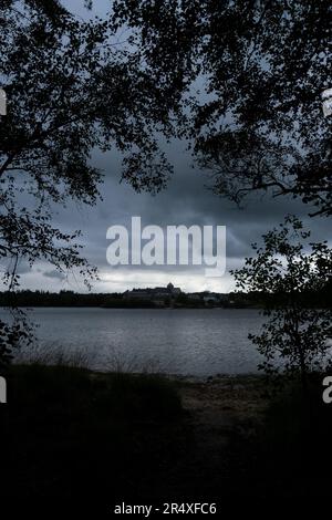 Frankreich, Bretagne, Paimpont auf 2021-09-19. Tourismus und Illustration des Alltags in der Bretagne. Hier, Notre-Dame de Paimpont Abtei, Eingang zum Broc Stockfoto