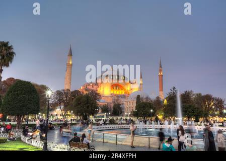 Hagia Sophia große Moschee in der Dämmerung, 360 n. Chr., UNESCO-Weltkulturerbe; Istanbul, Türkei Stockfoto