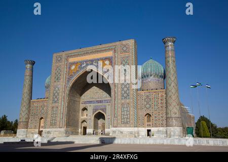 Sherdor Madrassah (fertiggestellt 1636) auf dem Registan-Platz; Samarkand, Usbekistan Stockfoto