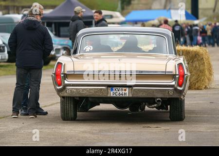 FINOWFURT, DEUTSCHLAND - 06. MAI 2023: Das große Auto Pontiac Catalina, 1962. Rückansicht. Rennfestival 2023. Saisoneröffnung. Stockfoto