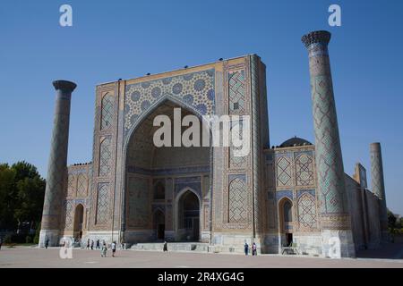 Ulug Bek Madrassah auf dem Registan-Platz; Samarkand, Usbekistan Stockfoto