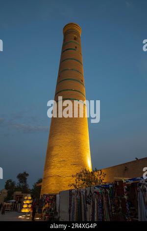 Juma Minaret am Abend in Itchan Kala, UNESCO-Weltkulturerbe in Chiwa, Usbekistan; Chiwa, Usbekistan Stockfoto