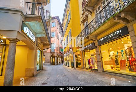 LUGANO, SCHWEIZ - 14. MÄRZ 2022: Die Via Pessina Straße der Altstadt von Lugano bietet viele Touristengeschäfte und Markenboutiquen in der Schweiz Stockfoto