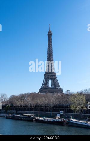 Der Eiffelturm ist von der Straße in Paris aus zu sehen Stockfoto