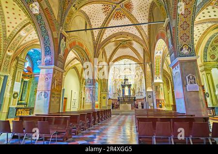 LUGANO, SCHWEIZ - 14. MÄRZ 2022: Kunstvolles Innere der mittelalterlichen Kathedrale San Lorenzo mit Blick auf das zentrale Schiff und den Hauptaltar von St. Lawrence, Stockfoto