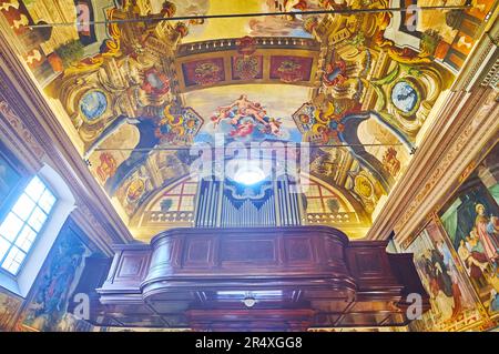 LUGANO, SCHWEIZ - 13. MÄRZ 2022: Holzorgel und kunstvoll verzierte Fresken in der Kirche San Rocco, am 13. März in Lugano Stockfoto