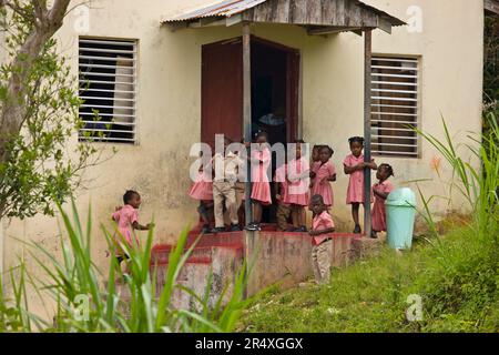 Kinder in Uniformen vor der Tür ihrer Schule; Bluefields, Jamaika, Westindien Stockfoto