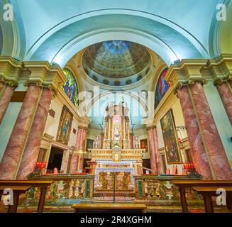 LUGANO, SCHWEIZ - 13. MÄRZ 2022: Der geformte Altar der Kirche Santa Maria Immacolata, dekoriert mit Buntglasfenstern und Gemälden, auf Ma Stockfoto