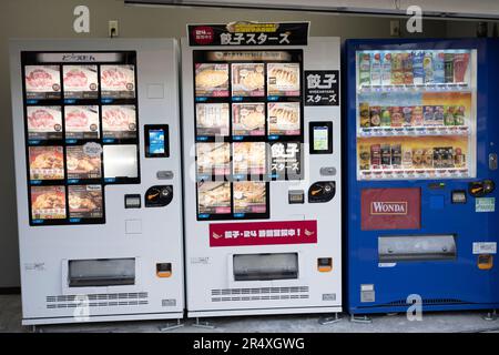 Hiroshima, Japan. 7. März 2023. Gyoza-Verkaufsautomaten neben einem Automaten für heiße/kalte Getränke Jidohanbaiki (Kreditbild: © Taidgh Barron/ZUMA Press Wire) NUR REDAKTIONELLE VERWENDUNG! Nicht für den kommerziellen GEBRAUCH! Stockfoto