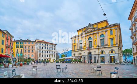 Panoramablick auf die historische Piazza della Riforma mit alten Stadthäusern, Cafés im Freien und Palazzo Civico (Rathaus), Lugano, Schweiz Stockfoto