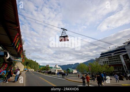 Tram- und Kreuzfahrtschiffe in Juneau, Alaska, USA; Juneau, Alaska, Vereinigte Staaten von Amerika Stockfoto