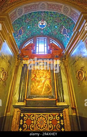 LUGANO, SCHWEIZ - 14. MÄRZ 2022: Die Seitenkapelle der Kathedrale San Lorenzo mit Gemälden auf dem Steinaltar, Lugano, Schweiz Stockfoto