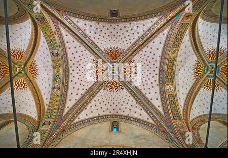 LUGANO, SCHWEIZ - 14. MÄRZ 2022: Die feinen Muster auf dem Gewölbe der Kathedrale San Lorenzo, Lugano, Schweiz Stockfoto