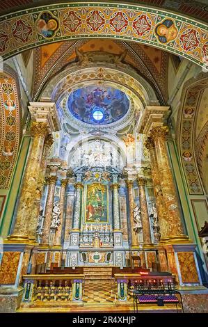 LUGANO, SCHWEIZ - 14. MÄRZ 2022: Altar der Kathedrale San Lorenzo mit Steinsäulen, Gemälden, Skulpturen und Fresken, Lugano, Schweiz Stockfoto