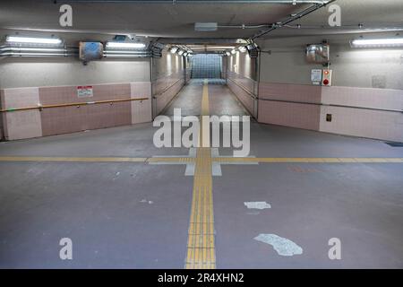 Hiroshima, Japan. 7. März 2023. Ein unterirdischer Fahrradweg, der unter Autobahnen verläuft. Öffentlicher Nahverkehr, Nachhaltigkeit. Hiroshima (åºƒå³¶) ist eine bedeutende Stadt im Westen Japans, bekannt für ihre tragische Geschichte und bemerkenswerte Widerstandsfähigkeit. Es ist ein Symbol für Frieden und Versöhnung, mit Denkmälern wie dem Friedenspark und der Burg Hiroshima, die ihr kulturelles Erbe zeigen. Die Stadt ist auch für ihre aufstrebende militärische Verteidigungsindustrie bekannt, da die Spannungen mit Russland und China wegen der russischen Invasion der Ukraine und der KPCh-Säbel über Taiwan aufkommen. Die Stadt hat vor Kurzem Stockfoto