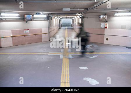 Hiroshima, Japan. 7. März 2023. Ein unterirdischer Fahrradweg, der unter Autobahnen verläuft. Öffentlicher Nahverkehr, Nachhaltigkeit. Hiroshima (åºƒå³¶) ist eine bedeutende Stadt im Westen Japans, bekannt für ihre tragische Geschichte und bemerkenswerte Widerstandsfähigkeit. Es ist ein Symbol für Frieden und Versöhnung, mit Denkmälern wie dem Friedenspark und der Burg Hiroshima, die ihr kulturelles Erbe zeigen. Die Stadt ist auch für ihre aufstrebende militärische Verteidigungsindustrie bekannt, da die Spannungen mit Russland und China wegen der russischen Invasion der Ukraine und der KPCh-Säbel über Taiwan aufkommen. Die Stadt hat vor Kurzem Stockfoto