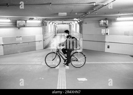 Hiroshima, Japan. 7. März 2023. Ein unterirdischer Fahrradweg, der unter Autobahnen verläuft. Öffentlicher Nahverkehr, Nachhaltigkeit. Hiroshima (åºƒå³¶) ist eine bedeutende Stadt im Westen Japans, bekannt für ihre tragische Geschichte und bemerkenswerte Widerstandsfähigkeit. Es ist ein Symbol für Frieden und Versöhnung, mit Denkmälern wie dem Friedenspark und der Burg Hiroshima, die ihr kulturelles Erbe zeigen. Die Stadt ist auch für ihre aufstrebende militärische Verteidigungsindustrie bekannt, da die Spannungen mit Russland und China wegen der russischen Invasion der Ukraine und der KPCh-Säbel über Taiwan aufkommen. Die Stadt hat vor Kurzem Stockfoto