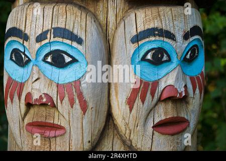 Totems im Totem Bight State Historical Park in Ketchikan, Alaska, USA; Ketchikan, Alaska, Vereinigte Staaten von Amerika Stockfoto