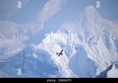 Das Skiflugzeug wingt über den Mount Saint Elias in der Wrangell-St. Elias-Nationalpark, Alaska, USA; Alaska, Vereinigte Staaten von Amerika Stockfoto