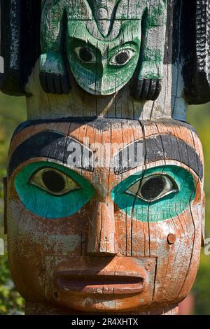 Nahaufnahme eines Totempfähls auf Chief Shakes Island, Wrangell, Alaska, USA; Wrangell, Alaska, Vereinigte Staaten von Amerika Stockfoto