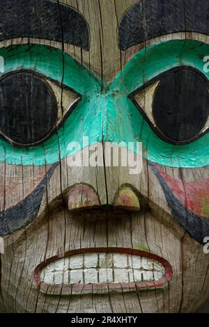 Geschnitztes Holzgesicht im Herrenhaus des Gouverneurs in Juneau, Alaska, USA; Juneau, Alaska, Vereinigte Staaten von Amerika Stockfoto