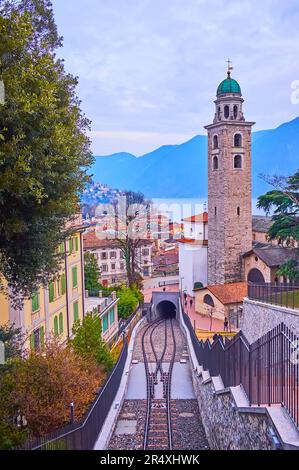 Die Bahnlinie der Sassellina Standseilbahn (Citta-Stazione Standseilbahn) und der hohe Steinglockenturm der Kathedrale San Lorenzo am Luganer See, Lugano Stockfoto