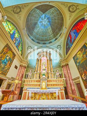 LUGANO, SCHWEIZ - 13. MÄRZ 2022: Der Steinaltar der Kirche Santa Maria Immacolata, am 13. März in Lugano Stockfoto