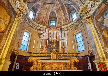 LUGANO, SCHWEIZ - 13. MÄRZ 2022: Der Hauptaltar der Kirche Sant'Antonio Abate, dekoriert mit einem goldenen Kreuz, am 13. März in Lugano Stockfoto