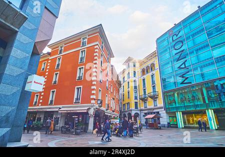 LUGANO, SCHWEIZ - 13. MÄRZ 2022: Fußgängerzone Piazza Dante Alighieri mit Touristengeschäften und Restaurants im Freien, am 13. März in Lugano Stockfoto