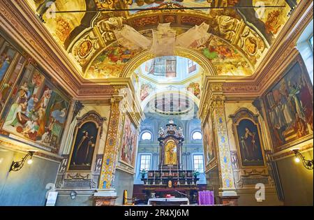 LUGANO, SCHWEIZ - 13. MÄRZ 2022: Der skulpturierte Altar in der mit Fresken verzierten Kirche San Rocco, am 13. März in Lugano Stockfoto