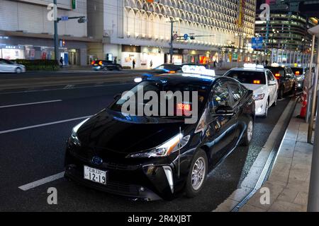 Hiroshima, Japan. 7. März 2023. Vor dem Bahnhof JR West Hiroshima warteten Taxis auf Passagiere. Hiroshima (åºƒå³¶) ist eine bedeutende Stadt im Westen Japans, bekannt für ihre tragische Geschichte und bemerkenswerte Widerstandsfähigkeit. Es ist ein Symbol für Frieden und Versöhnung, mit Denkmälern wie dem Friedenspark und der Burg Hiroshima, die ihr kulturelles Erbe zeigen. Die Stadt ist auch für ihre aufstrebende militärische Verteidigungsindustrie bekannt, da die Spannungen mit Russland und China wegen der russischen Invasion der Ukraine und der KPCh-Säbel über Taiwan aufkommen. Die Stadt war kürzlich Gastgeber des G7-Gipfels und ist bekannt Stockfoto