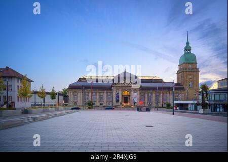 Blick über den Friedensplatz und das Hessische Staatsmuseum in der deutschen Universitätsstadt Darmstadt Stockfoto