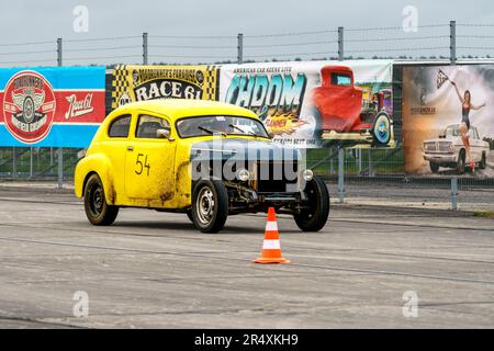 FINOWFURT, DEUTSCHLAND - 06. MAI 2023: Der Hot Rod auf der Straße. Rennfestival 2023. Saisoneröffnung. Stockfoto