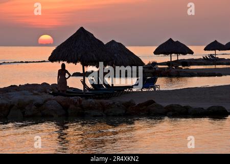 Touristen beobachten den Sonnenuntergang von einem jamaikanischen Resort aus: Montego Bay, Jamaika, Westindien Stockfoto