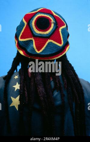 Reiseleiter und Rastafarier von hinten mit einem bunten Strickmütze und langen Dreadlocks; Sainte Baptiste, Commonwealth of Dominica Stockfoto