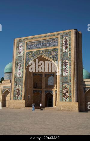 Touristen, die Fotos machen in Madrasah Barakhon, Hazrati Imam Complex, Taschkent, Usbekistan; Taschkent, Usbekistan Stockfoto